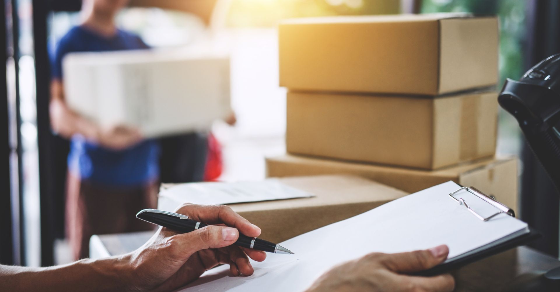 M12992 - Blog - Things To Keep In Mind When Using Courier Services Hero